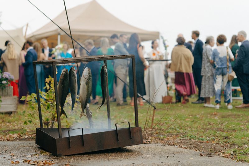 Feestgasten op het buitenterrein van Harbor