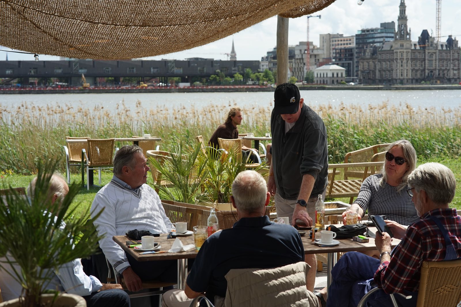 Het terras van Liberty aan de Schelde, met de skyline van Antwerpen op de achtergrond