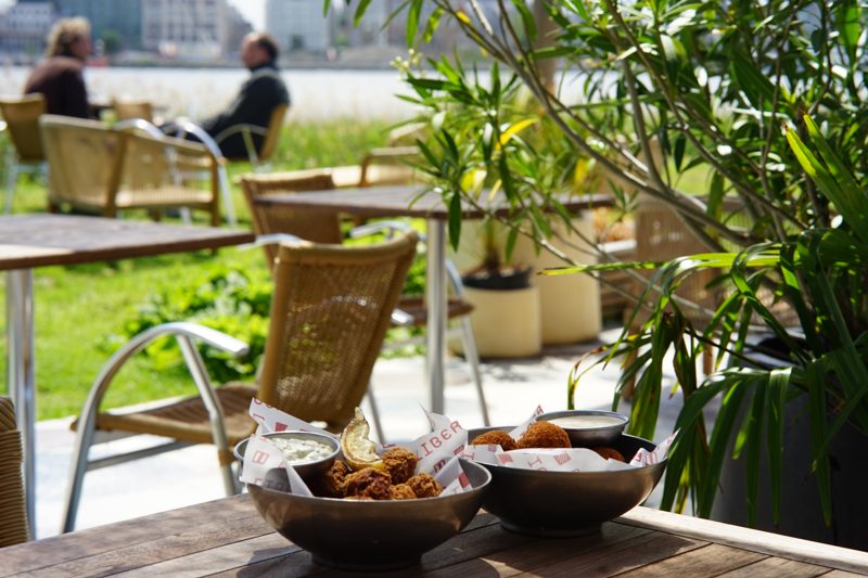 Snacks op het terras met zicht op het water